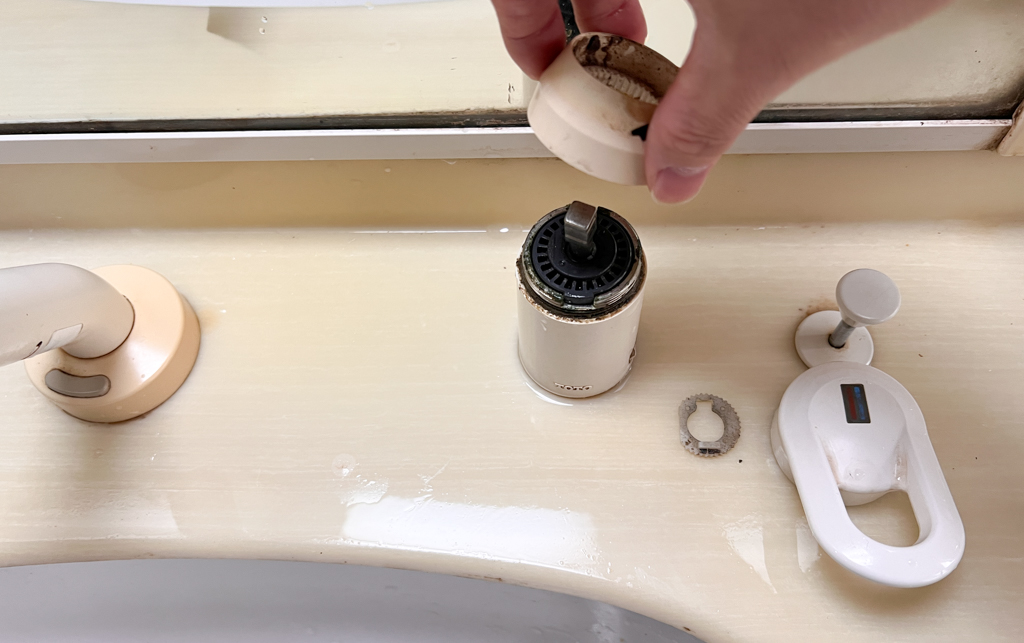 TOTO洗面台水漏れ修理尾